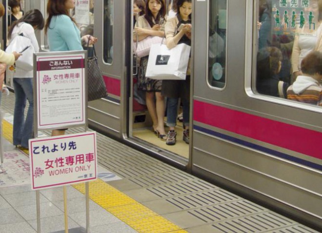 東京メトロの女性専用車両騒動、乗り込んだ男性がコメント！「誰でも乗れる車両に乗っただけ」