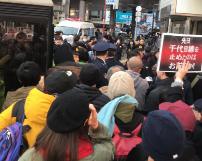 【騒然】女性専用車両を巡って反対派と賛成派が衝突！渋谷駅前で帰れコールも！