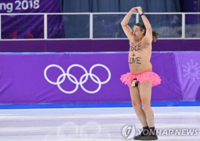 【騒然】平昌五輪のスケート会場に半裸のオッサンが乱入！5分間もバレエを披露・・・