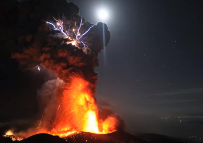新燃岳で本格的なマグマ噴火か！連日の噴火、火口に赤いマグマが・・・　大地震との連動も