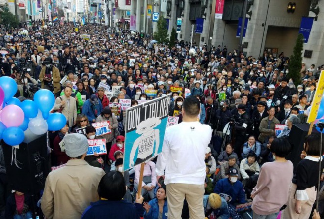 東京で大規模な反安倍デモ！大通りを埋め尽くすほどの大人数！「内閣総辞職を！」