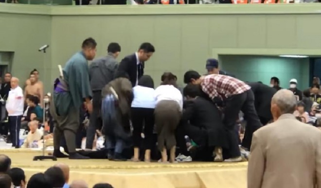 人命救助中に「女性は土俵から降りて」、日本相撲協会の理事長が謝罪！「行司が動転」