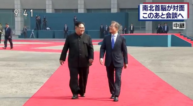 【南北首脳会談】金正恩委員長、北朝鮮の最高指導者として初めて境界線を超える！文在寅大統領と談笑も