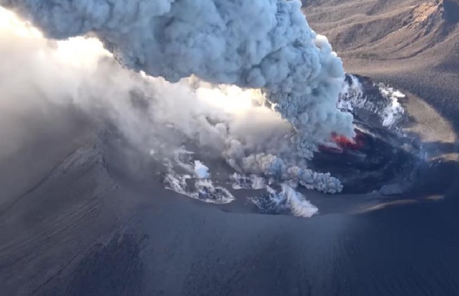 【警戒】新燃岳で大噴火の恐れ、山の隆起を観測！地震は700回以上！マグマが激増中か