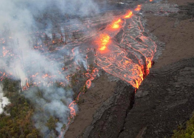 ハワイ島のキラウエア火山が噴火！約1万人に避難指示！住宅地付近から溶岩が噴出！