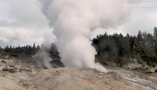 【不気味】イエローストーンの間欠泉、4年ぶりに噴出！1年前から地震も！世界で火山が連動か