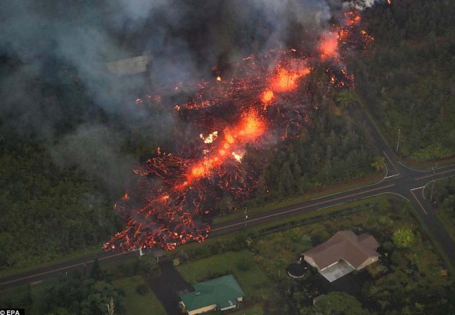 ハワイ・キラウエア火山の噴火、長期化の恐れ！住宅街に溶岩！「２週間～数カ月は続く」
