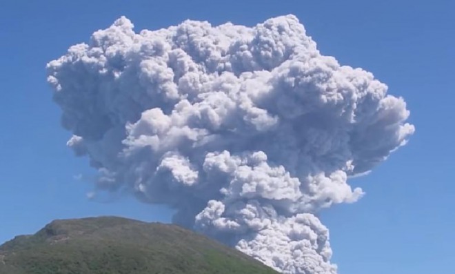 新燃岳で大きな噴火、高さ4500メートルの噴煙に！1ヶ月ぶりの噴火で火山灰も！