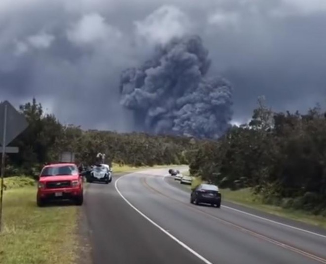 ハワイのキラウエア火山で再び噴火！高さ3600メートルの噴煙、航空機にも最大レベルの警報！