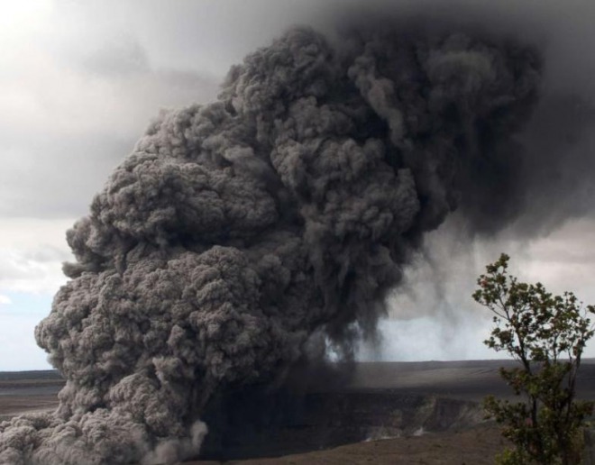 【速報】ハワイのキラウエア火山で今年最大の大噴火！約9100メートルの噴煙！北海道でも地震