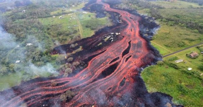 ハワイ・キラウエア火山、激しい噴火で溶岩の川が誕生！真っ赤な灼熱の川に驚き！
