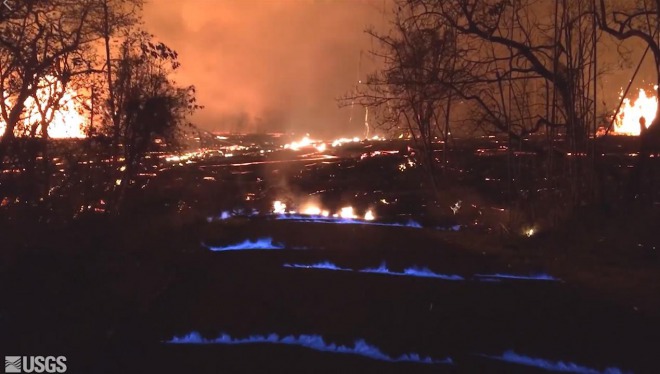 キラウエア火山の大噴火、今度は亀裂からメタンガス！青白い炎で地獄絵図に！