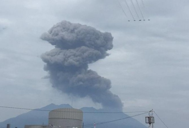 桜島で爆発的噴火！ブルーインパルスの飛行隊も偶然に通過！合わさって凄い景色に！