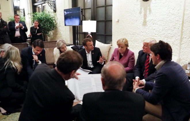 仏・マクロン大統領、G7サミットの会議画像を投稿⇒安倍晋三首相が不在で物議！