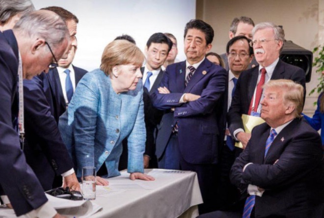 G7サミットでメルケル独首相らがトランプ大統領を説得！身を乗り出して！安倍首相は腕組み