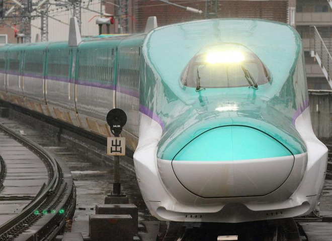 東北新幹線が緊急停止！非常ブレーキが突然に作動！改札口は阿鼻叫喚、ホームは宴会場に