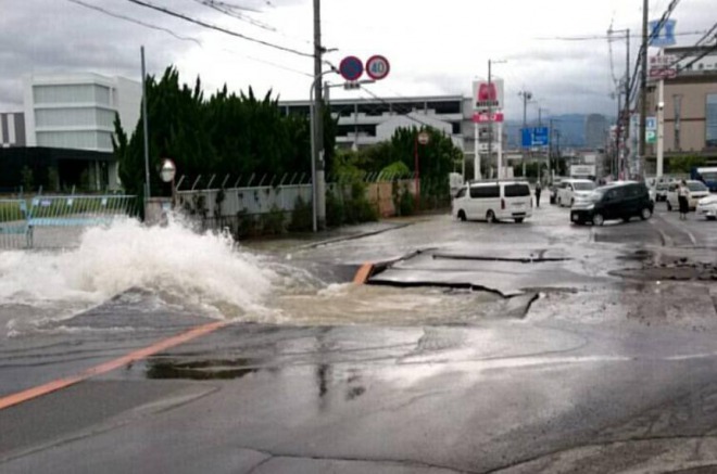 【地震】大阪の各地で水道管破裂や火事が発生！道路の浸水も！１７万戸余りで停電