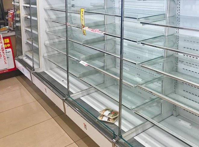 【大阪地震】大阪の各地で買い占めか！？スーパーやコンビニの棚が空っぽに！物流が停止状態