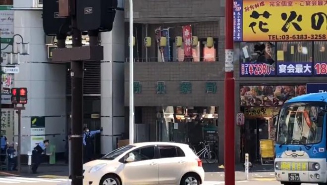 刃物を持った男性が立てこもり！警察官に花火を打ち込む！東京・代々木駅前の飲食店