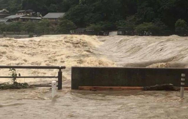【警戒】17府県の約56万人に避難指示が発令！福岡や京都で10万人以上、各地で川が氾濫！