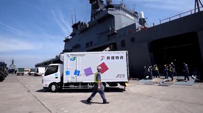 海上自衛隊の輸送艦「おおすみ」、コンビニトラックなどを被災地に輸送！西日本豪雨で緊急連携
