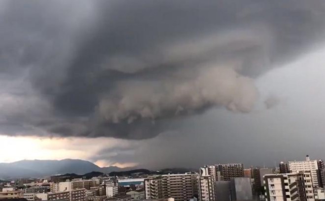 福岡・博多に猛烈な雷雨！福岡空港の滑走路閉鎖、落雷で路面の一部剥がれる！
