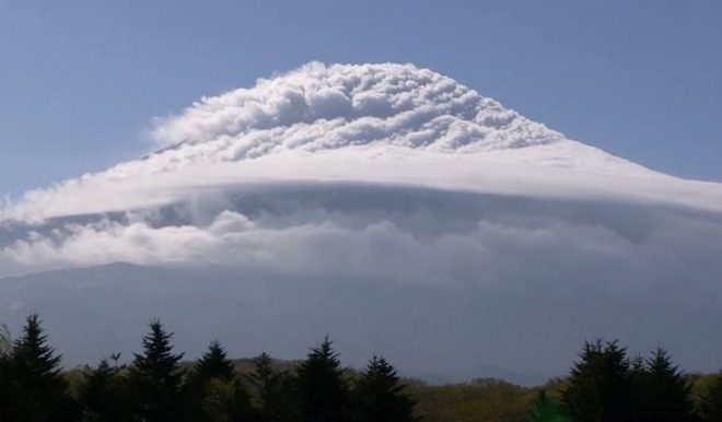 凶兆か？富士山で巨大な「笠雲」、大嵐の前兆・・・　