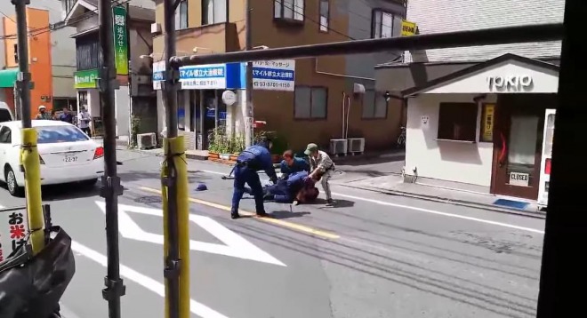 【騒然】東京・目黒の市街地に刃物男、クロネコヤマト従業員らが取り押さえる！その瞬間の映像