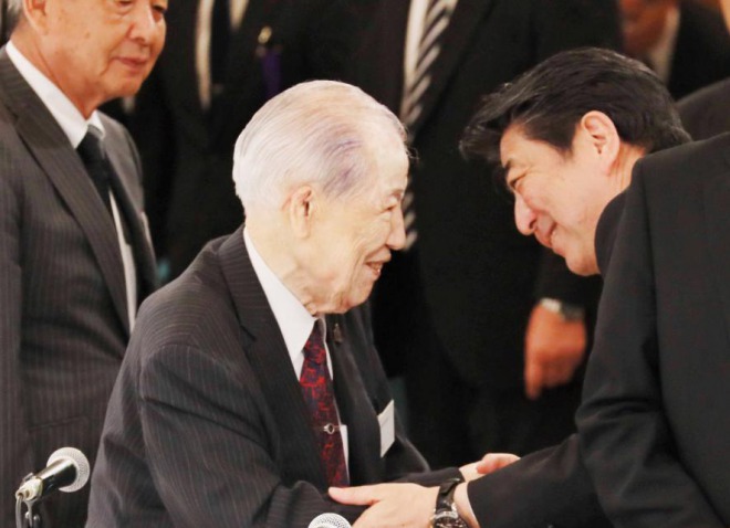 広島平和記念式典、安倍首相は核兵器禁止条約に触れず！被爆者団体からは署名・批准の要請