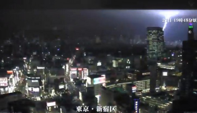 東京都心で猛烈なゲリラ豪雨！阿佐ヶ谷などで浸水被害も！凄まじい落雷で空が青白く光る・・・