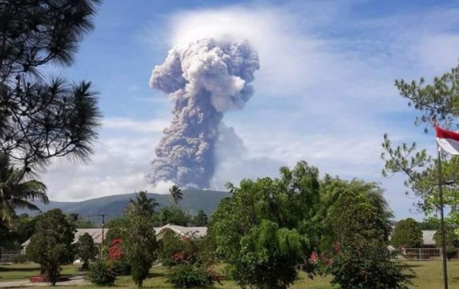 地震津波で被害のインドネシア、今度は噴火！ソプタン山で４０００メートル級の噴煙！地震被害は１３００人超