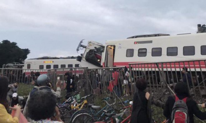 【大事故】台湾北東部で特急列車が脱線事故、100人以上が死傷！日本のメーカーが製造