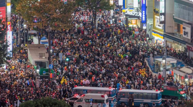 【騒然】東京・渋谷のハロウィンで大群衆が大騒ぎ！痴漢や器物破損、渋谷のビルでは火事！警察は厳重警戒