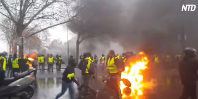 まるでフランス革命、パリで大規模なデモ運動！増税抗議で治安部隊と衝突多発！パリの街が黒煙に・・・　260人以上を拘束