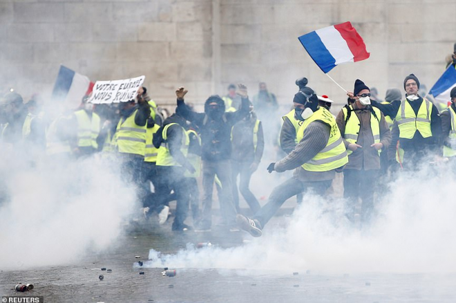 フランスの抗議デモ、一部警官隊がヘルメットを外して連携の意思も　パリだけで４００人拘束　非常事態宣言を検討