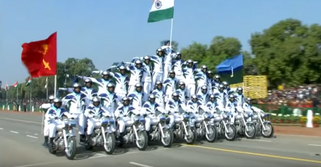 インドの軍事パレードが「面白すぎる」と話題に！組体操しながらバイク走行、まるでサーカス集団？