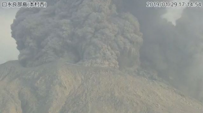 【警戒】鹿児島県の口永良部島で噴火！噴煙は4000メートル、火砕流の発生も確認！降灰に注意