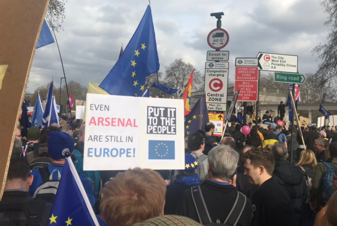 イギリス議会前にEU離脱派が数千人、離脱延期に抗議！EU残留派もデモ運動！来週に４度目の採決か　