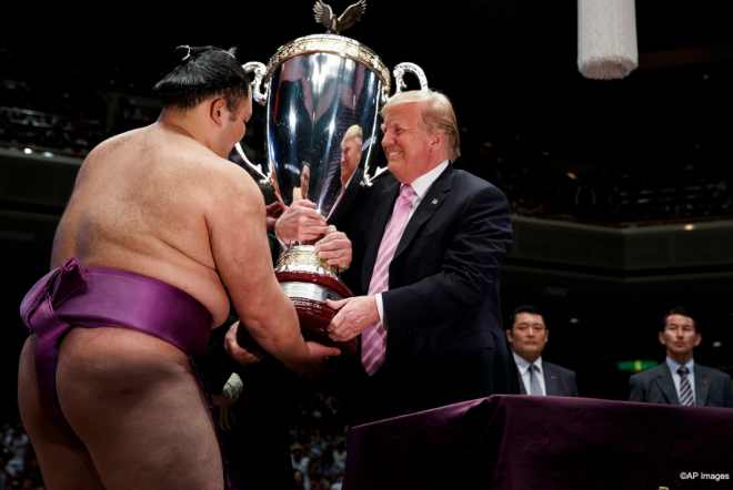 アメリカのトランプ大統領、優勝した朝乃山に「アメリカ大統領杯」を手渡し！安倍総理大臣と大相撲を観戦