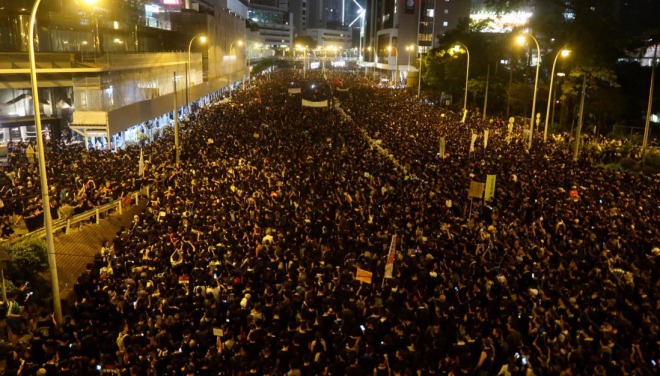 【凄い】香港で史上最大の抗議デモ、200万人が条例の撤回要求！大通りを埋め尽くす！香港市民の4人に1人が参加！