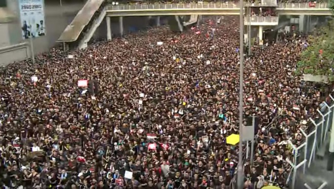 香港市民が法案の「延期」に激怒、完全撤回を求めて再び抗議デモ！「政府のガス抜き」との批判が相次ぐ！