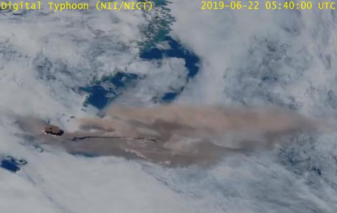 【警戒】千島列島のライコケ島で今年最大規模の噴火！噴煙は１万3000メートル、一部路線でルート変更！日本と北米など