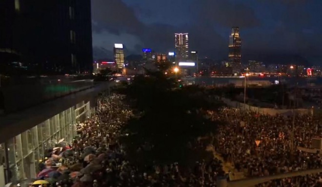 香港で再び大規模なデモ運動、議会に一部侵入も！返還記念日で警官隊と衝突！条例の廃案を要請