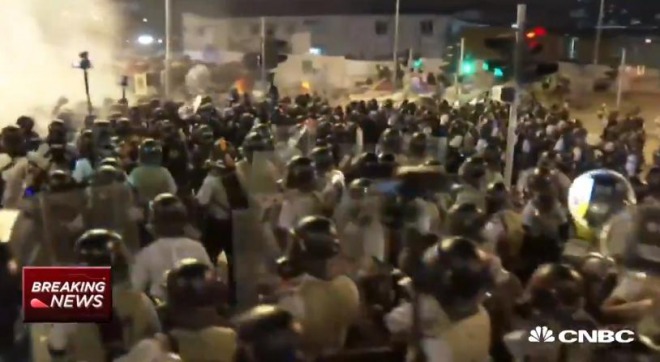 香港当局が議会周囲のデモ隊を強制排除！深夜の大規模な衝突に騒然！市民「弾圧だ」