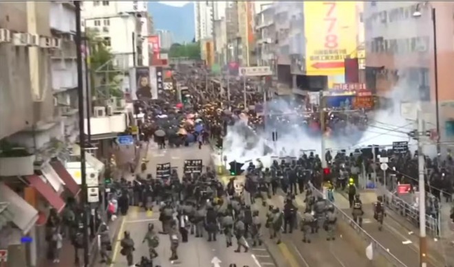 香港で再び警官隊がデモ隊を強制鎮圧！催涙ガスなどで攻撃、負傷者多数で対立深まる　中国の出先機関周囲で排除