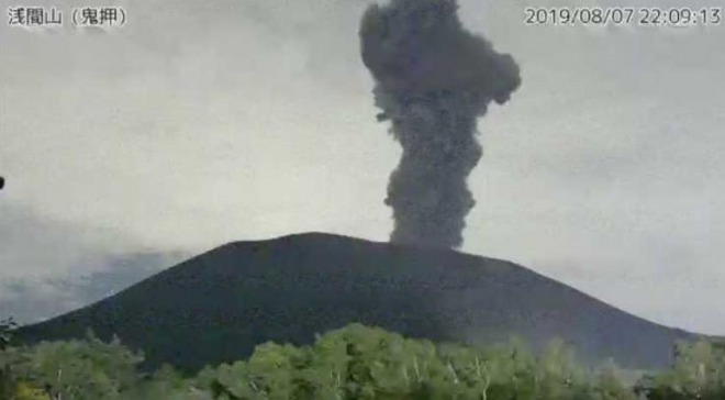 浅間山の噴火、火口から４キロ範囲で警戒情報！噴火警戒レベル３に引き上げ　気象庁が火口周辺警報を発表
