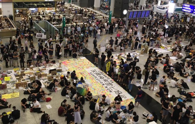 香港の国際空港、抗議運動で欠航状態が続く！当局がデモ隊を強制排除　中国が介入準備で軍を国境沿いに移動
