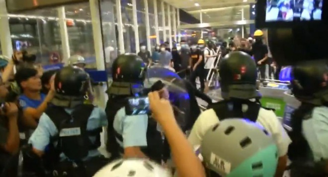香港の抗議運動、各地で警官隊とデモ隊が衝突！デモ隊に当局の変装部隊も！中国軍の介入が秒読み　10月までに派兵か
