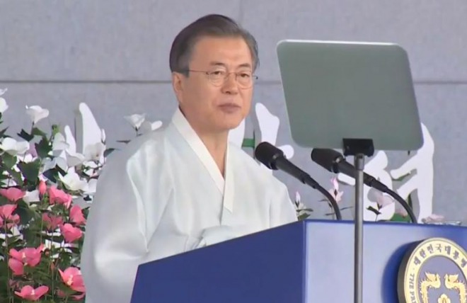 韓国のムン・ジェイン大統領、日本に対話と協力呼び掛け　「日本が申し出るなら喜んで手を握る」