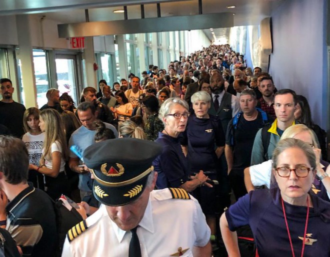 【騒然】全米各地で空港の入国管理システム停止！ニューヨークやワシントンで長蛇の列！理由は・・・？